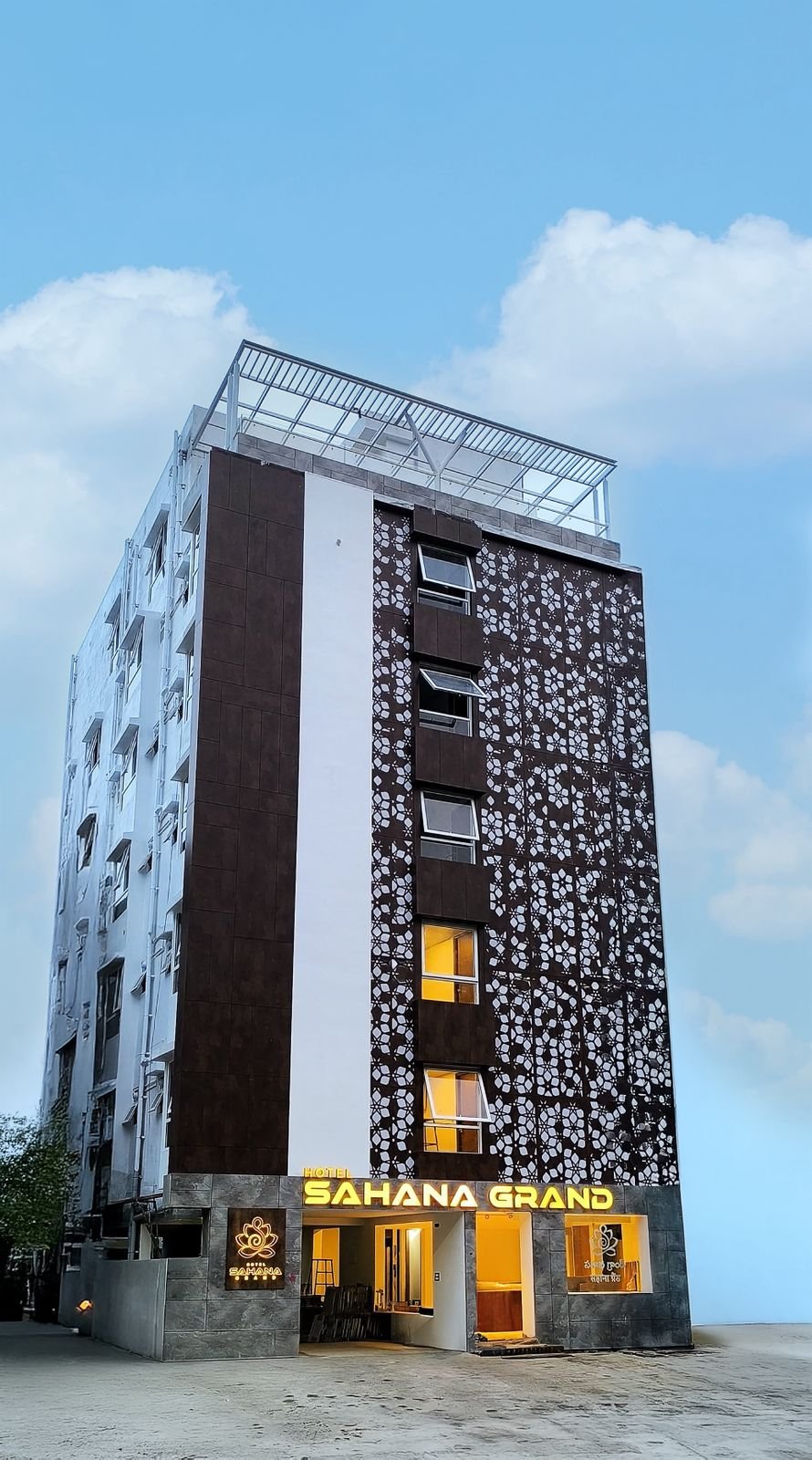 Hotel Sahana Grand